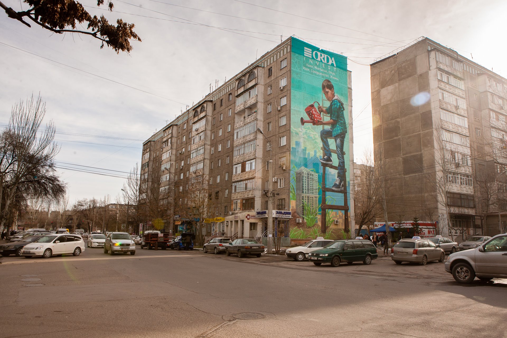 Мурал на многоэтажном доме на улице Боконбаева, созданный art-группой DOXA в 2015 году