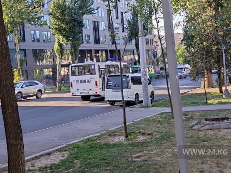 Автобус, курсирующий в Бишкеке по маршруту № 11