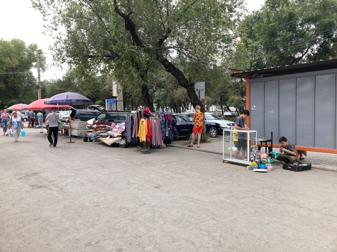 Стихийная торговля на тротуаре