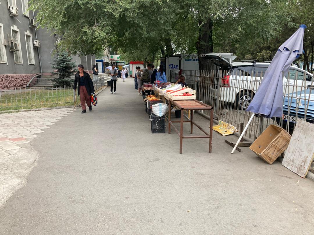 Стихийная торговля на тротуаре