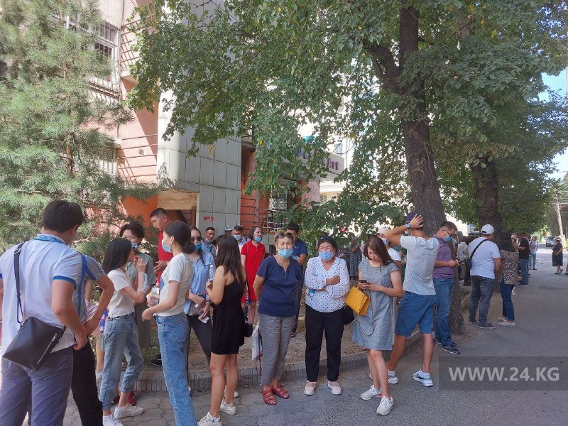 Сторонники Темира Сариева ожидают начала суда