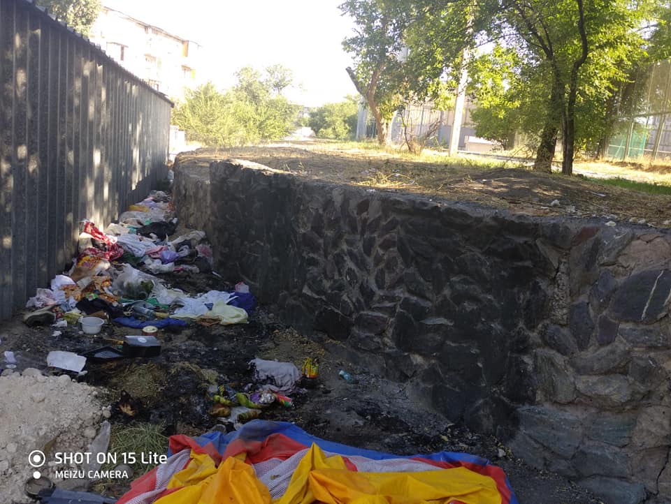 В 4-м микрорайоне Бишкека мусор выбрасывают не в баки, а оставляют его позади них