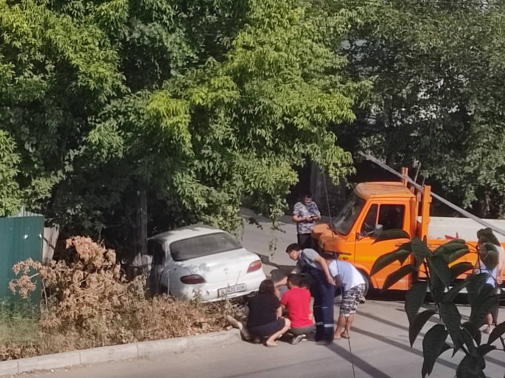 В Бишкеке грузовик протаранил легковое авто