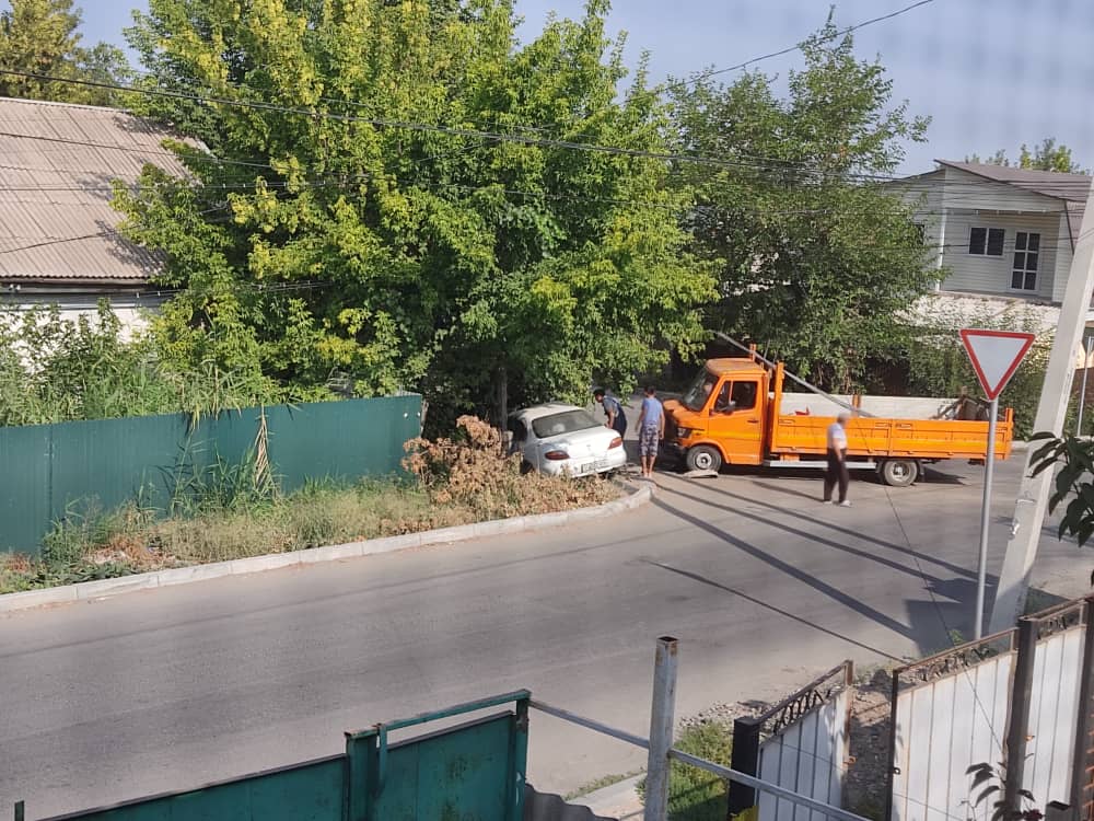 В Бишкеке грузовик протаранил легковое авто