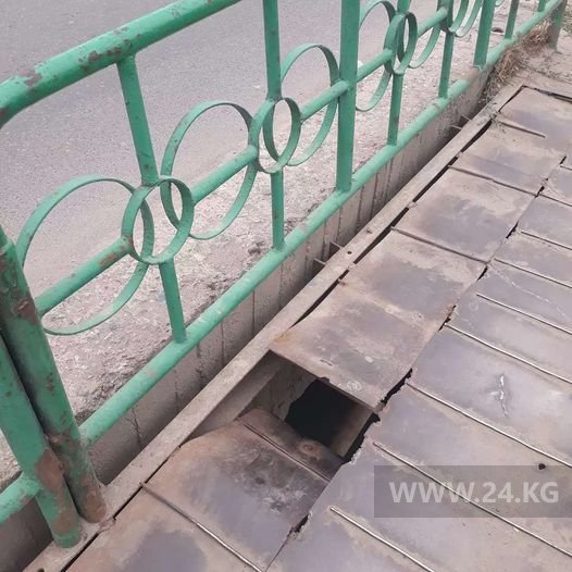 Пешеходный мост на пересечении проспекта Чуй и улицы Ауэзова