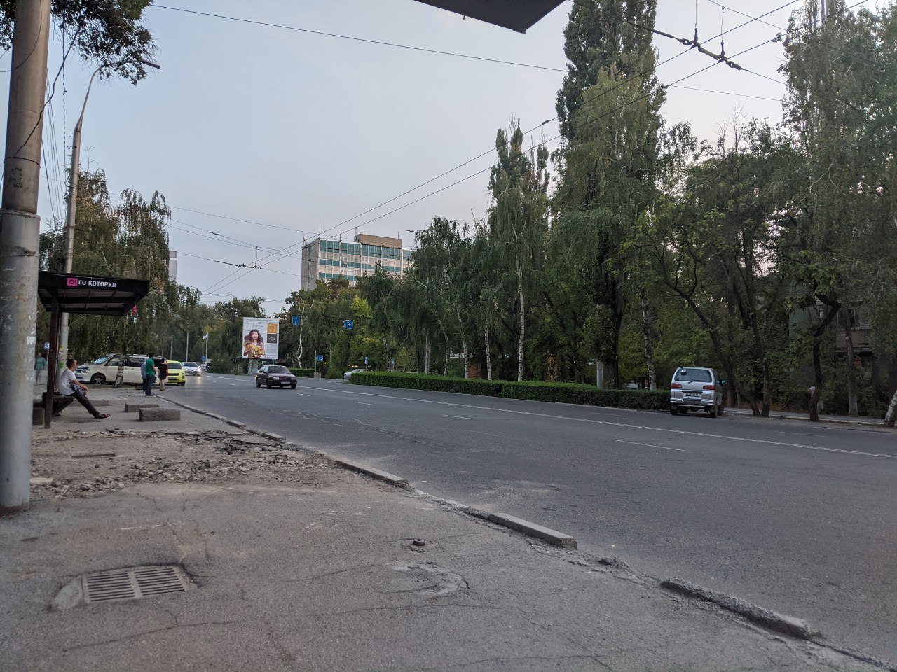 В Бишкеке после сноса незаконного объекта оставили раскуроченный асфальт