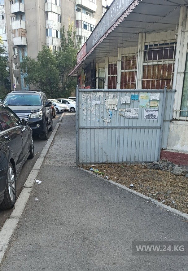 Забор на тротуаре
