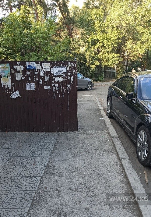Забор на тротуаре