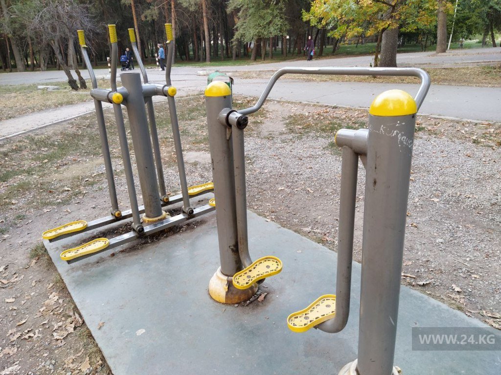 Спортивная площадка в парке имени Ататюрка в Бишкеке