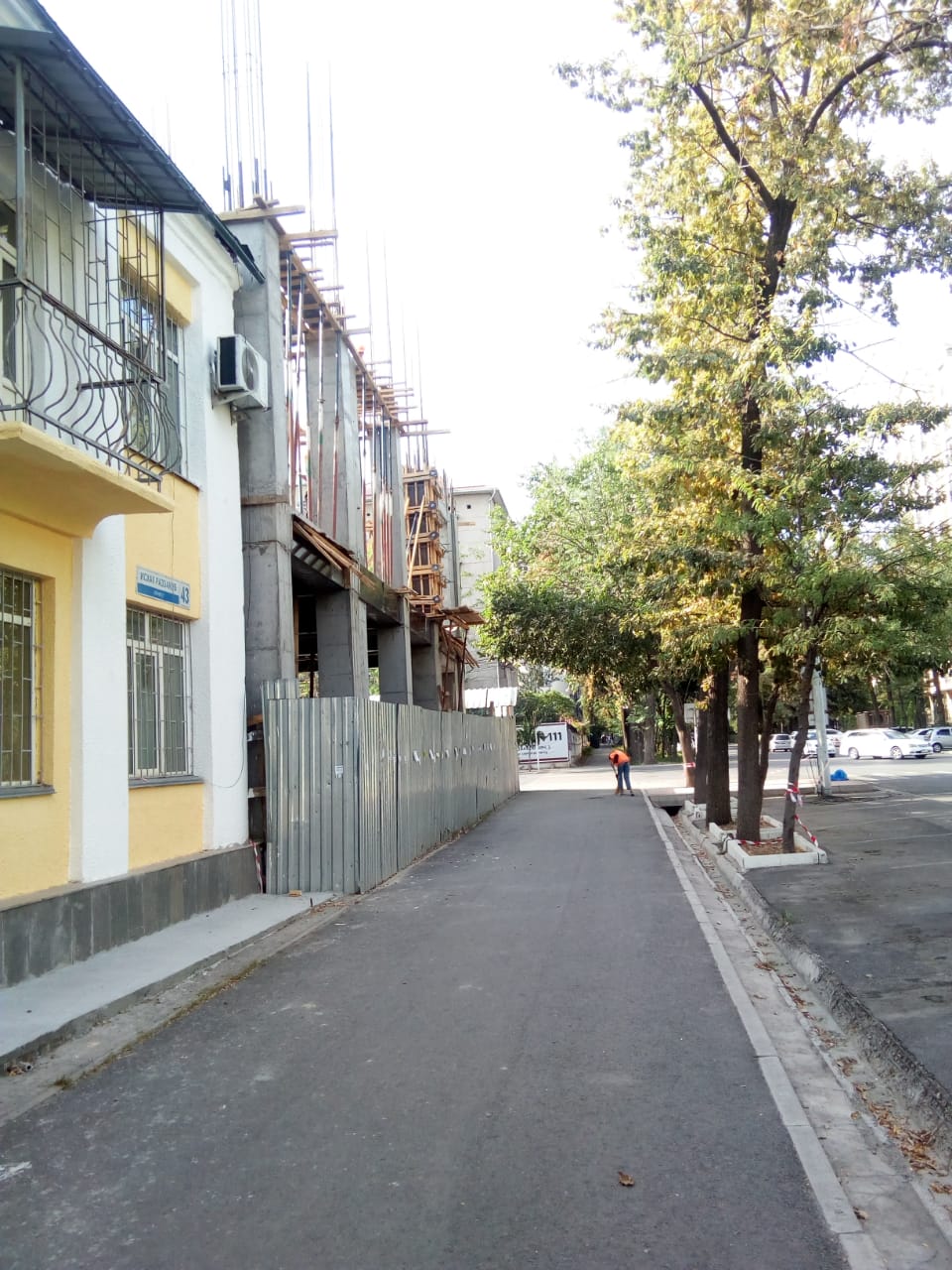 На строительном объекте в центре Бишкека отсутствует защитный козырек