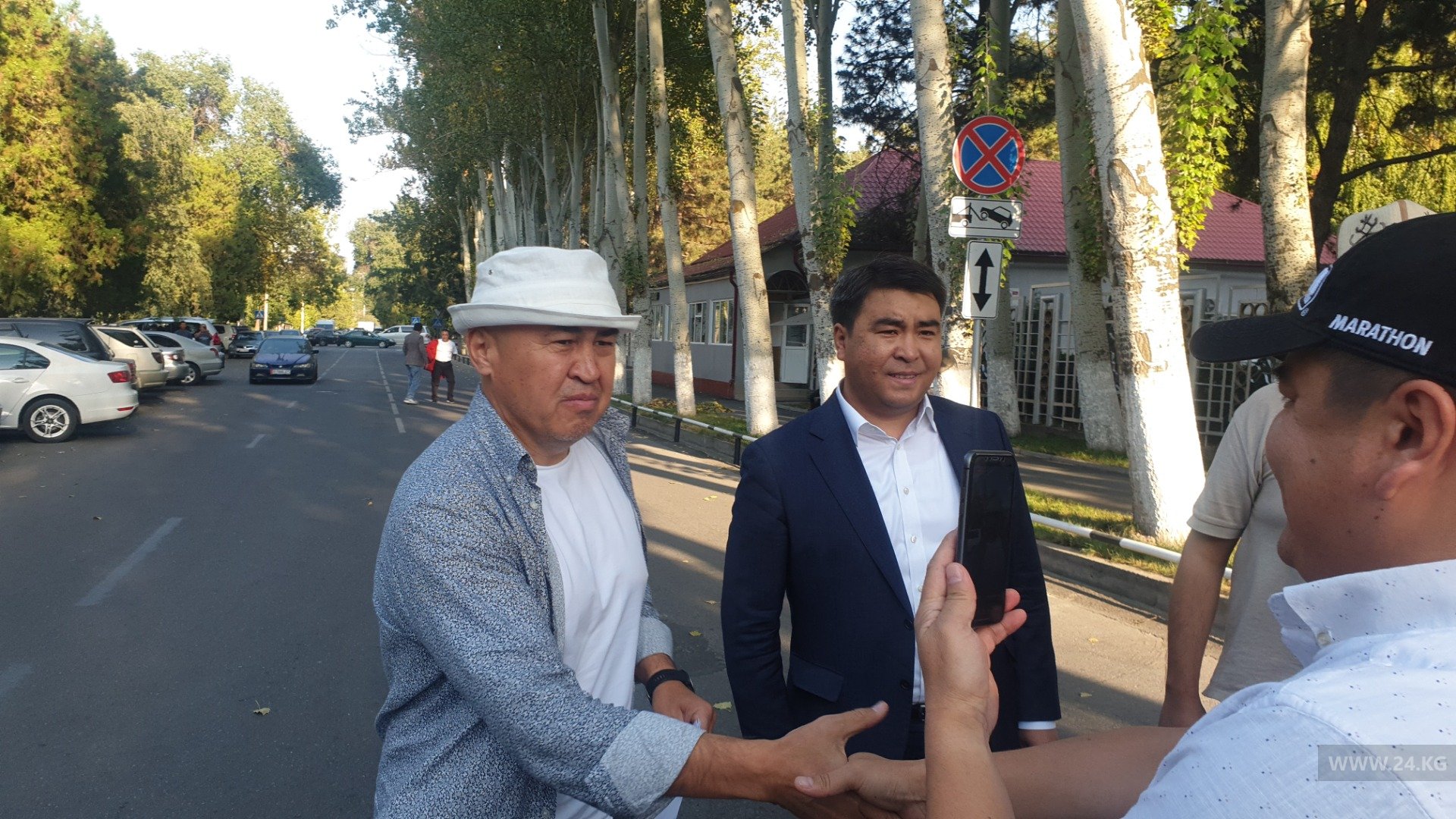 Алтынбек Сулайманов и Жанар Акаев приехали на допрос в МВД