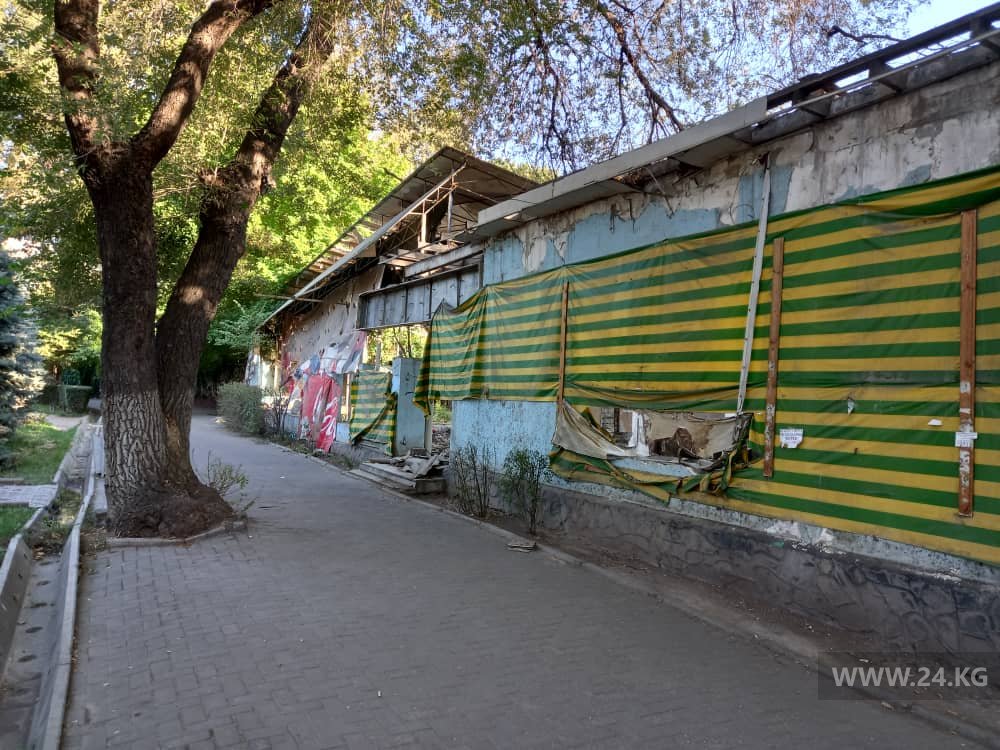 Разрушенное здание в центре Бишкека