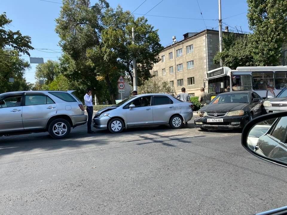 В Бишкеке столкнулись четыре легковых автомобиля