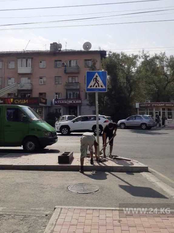Рабочие восстановили дорожный знак
