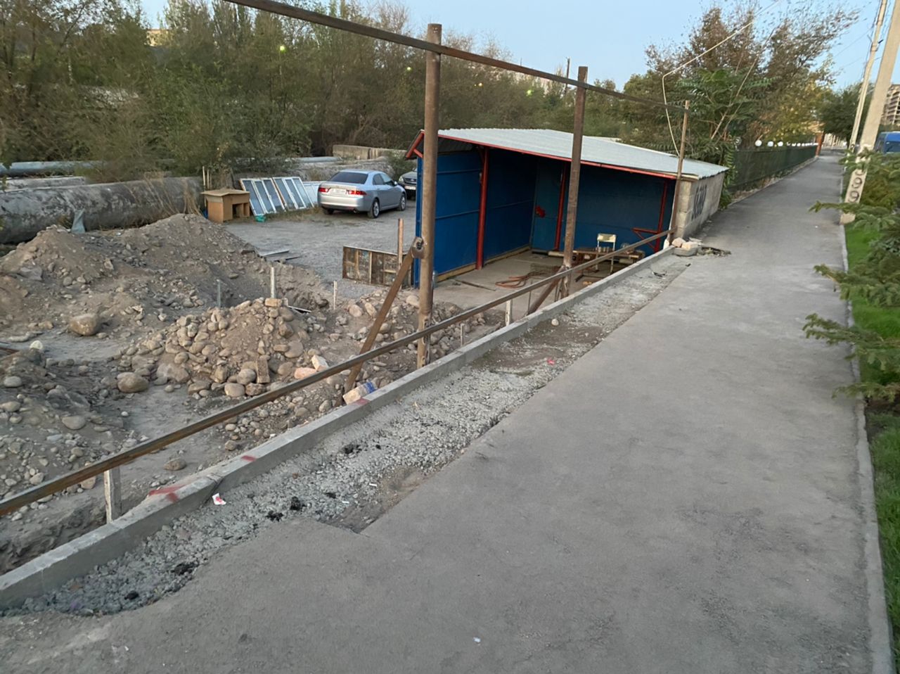 На улице Линейной кто-то разрушил новое дорожное покрытие тротуара