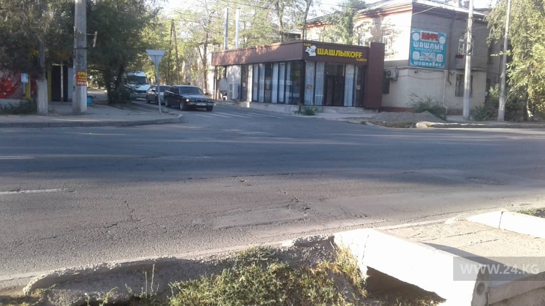 На улице Толстого стерлась дорожная разметка