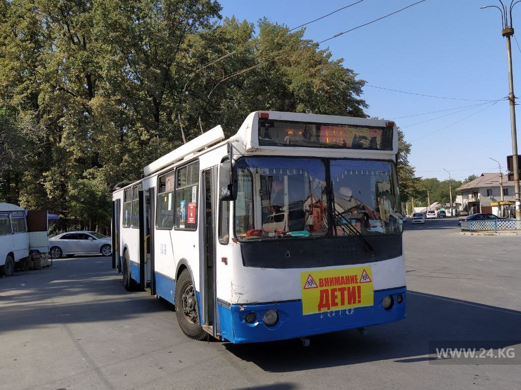 Троллейбус, водитель которого подрезал велосипедиста и устроил разборки на дороге