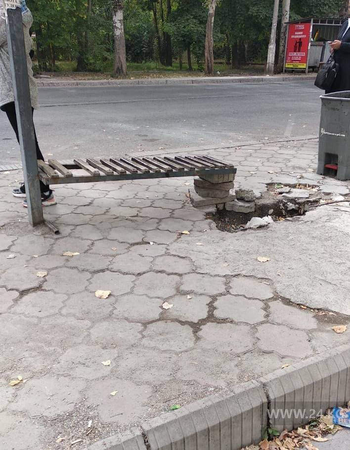 Скамейка на остановке в Бишкеке