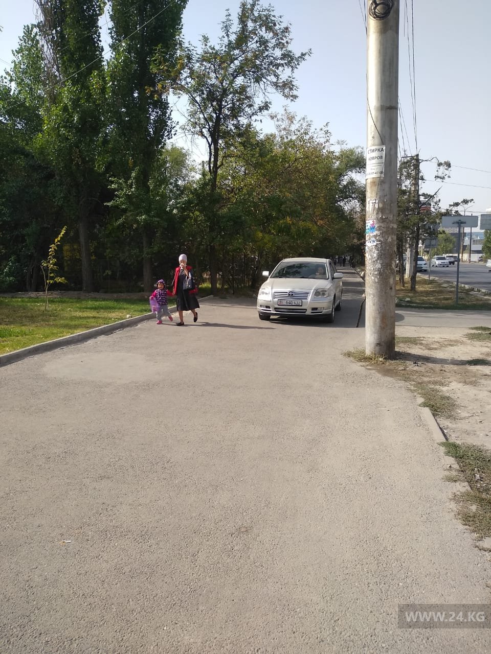 Езда по тротуару в Бишкеке