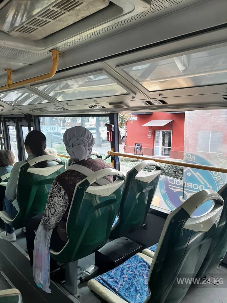 В автобусе нет стекла