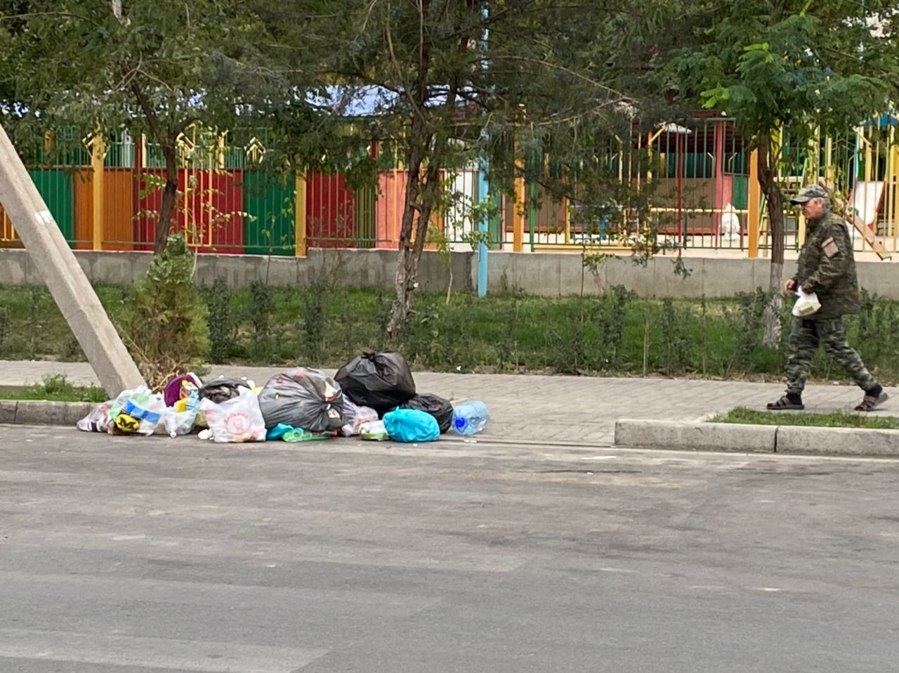 Мусор выбрасывают прямо на пешеходную дорожку