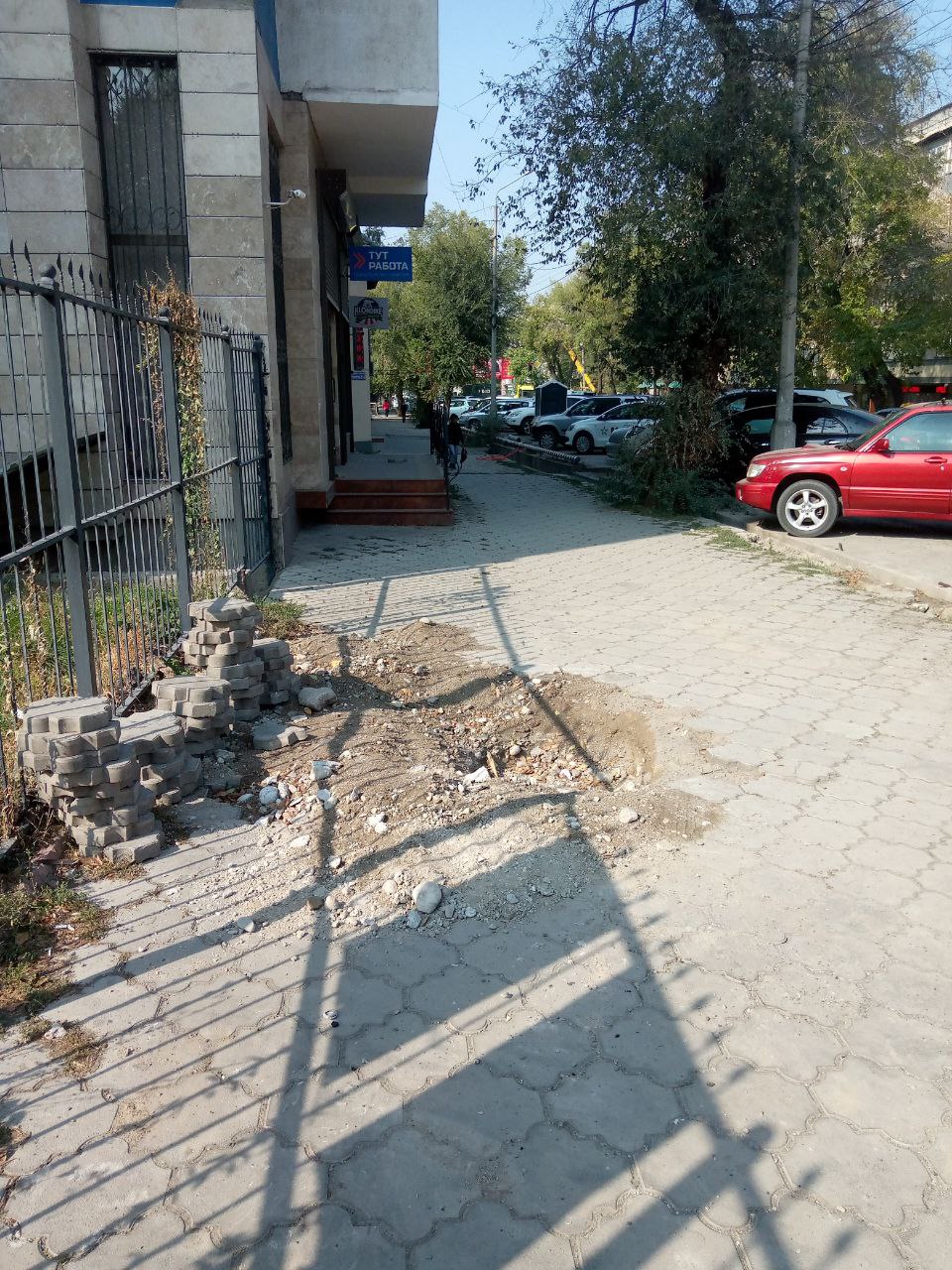 Рабочие не доделали тротуар после замены труб по улице Токтогула в Бишкеке