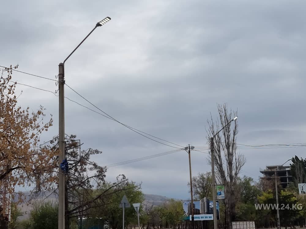 Уличное освещение, работающее в Бишкеке в светлое время суток