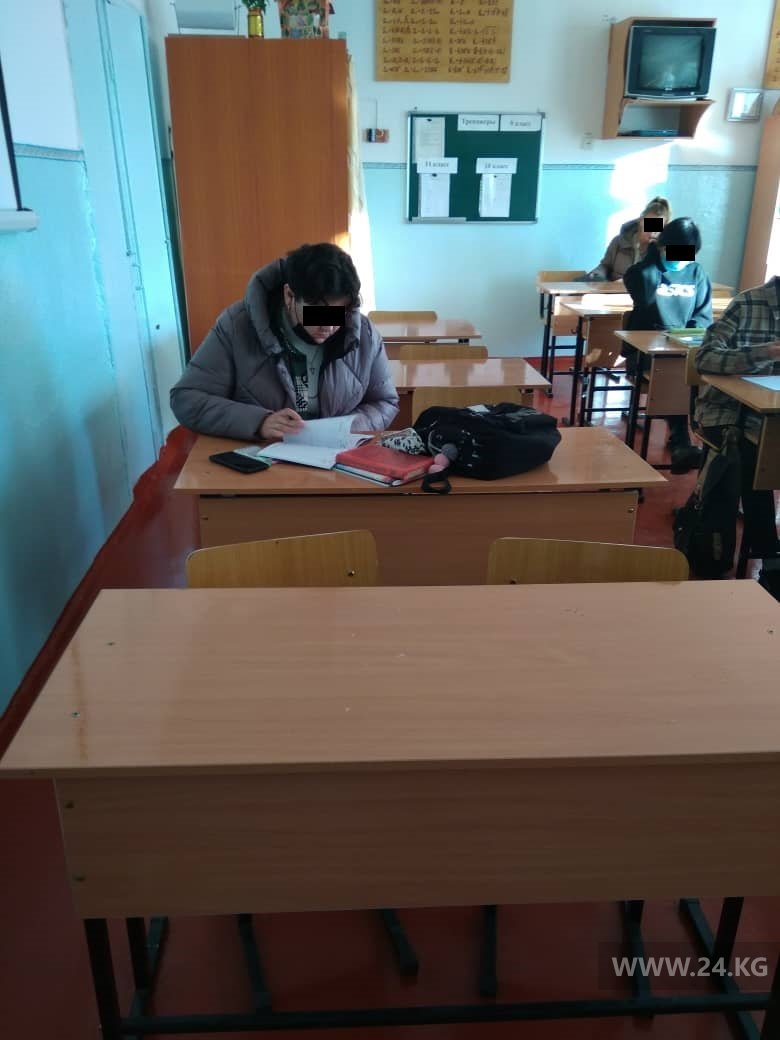 Дети учатся в верхней одежде