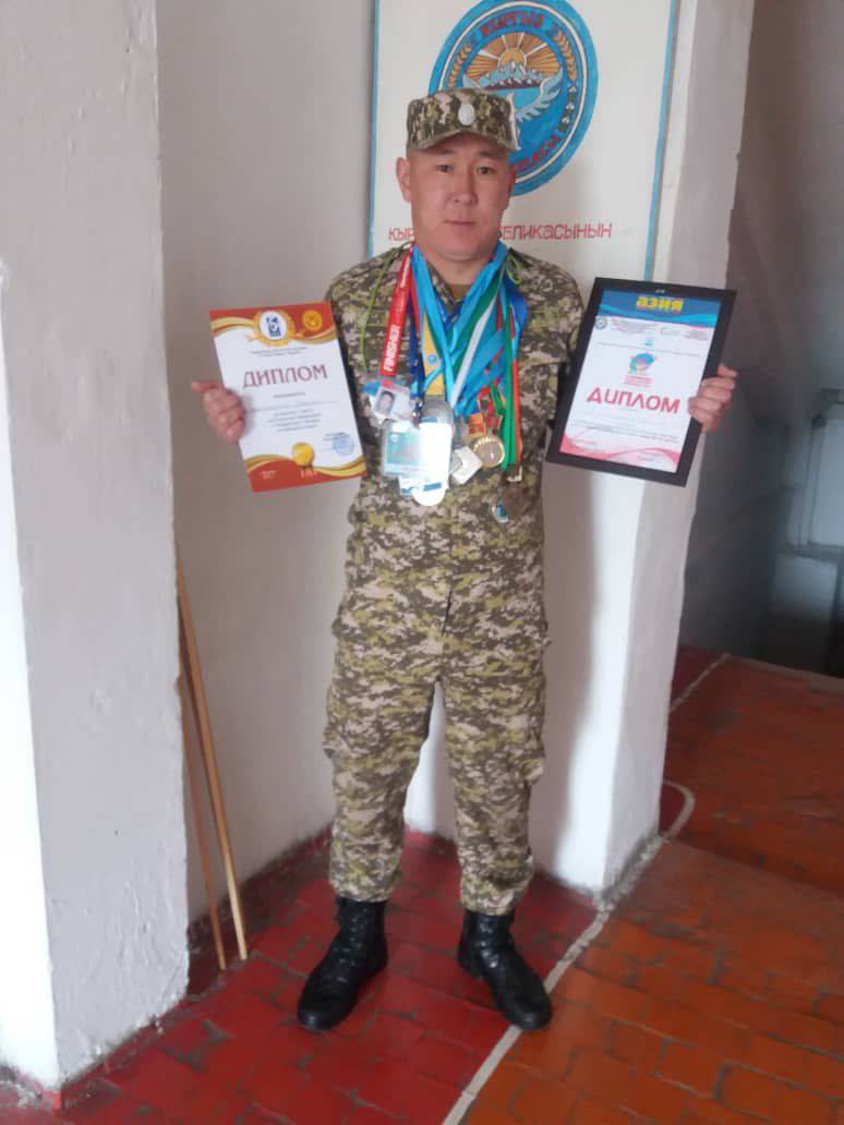 Сотрудник МЧС стал чемпионом Бишкека по гиревому спорту