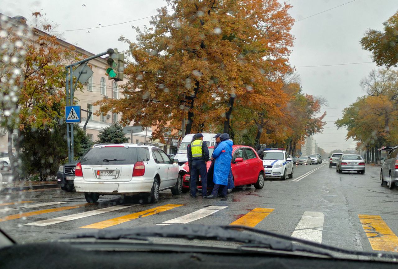 В центре Бишкека столкнулись три автомобиля