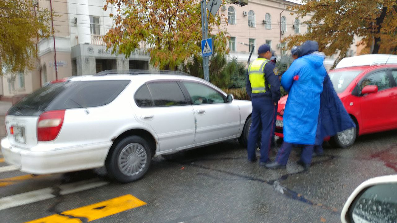 В центре Бишкека столкнулись три автомобиля