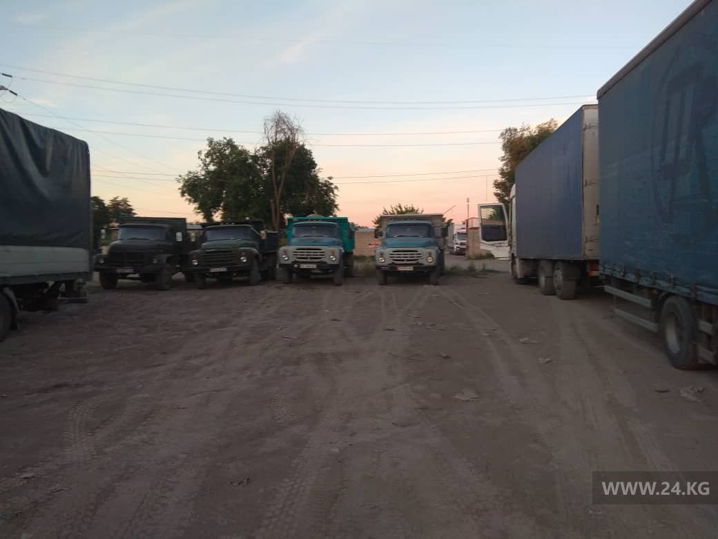 Стоянка большегрузов в Бишкеке