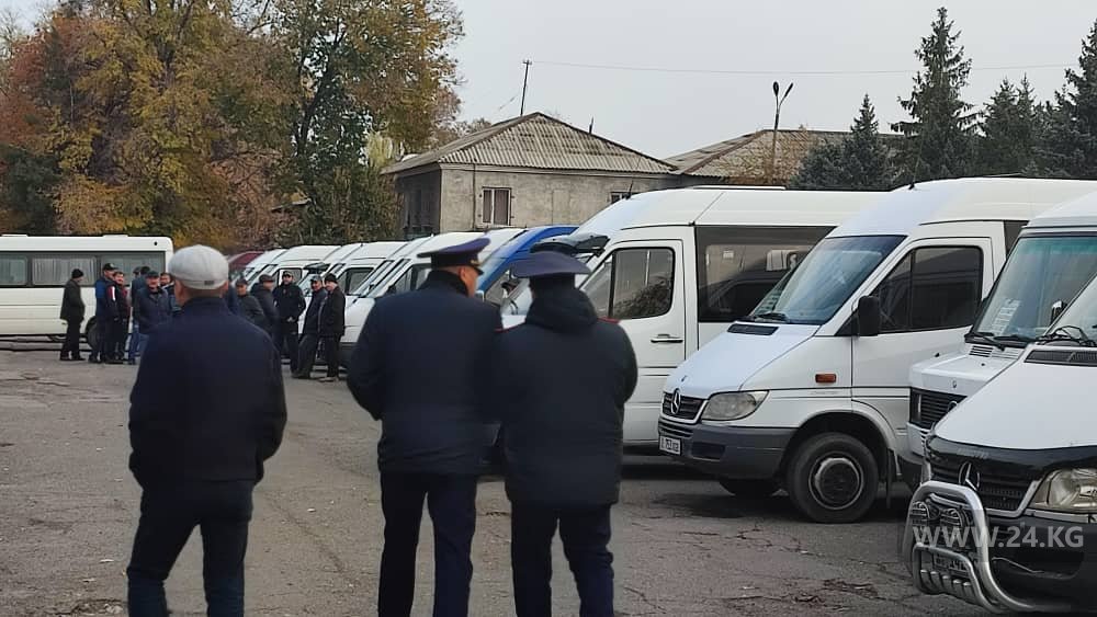 В Кара-Балте бастуют водители маршруток