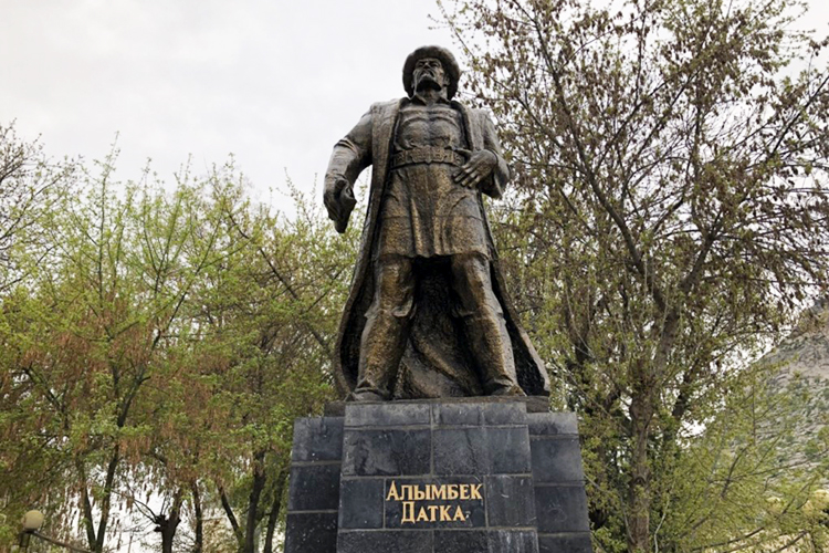 Памятник Алымбеку датке в Оше