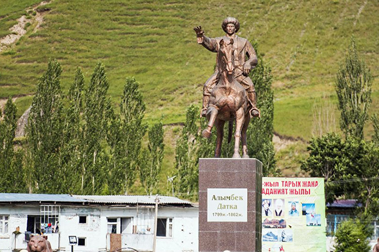 Памятник Алымбеку датке в Ошской области