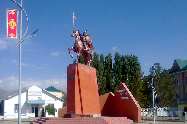 Памятник Бердике баатыру установлен в центре Таласа