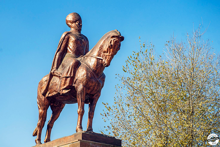 Памятник Курманджан датке в Оше