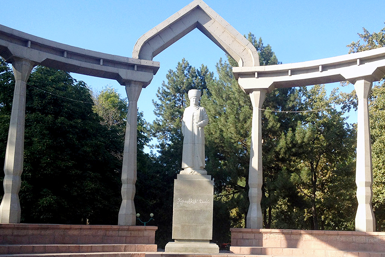 Памятник Курманджан датке в Бишкеке