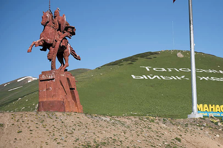 Памятник Манасу на въезде в Таласскую область