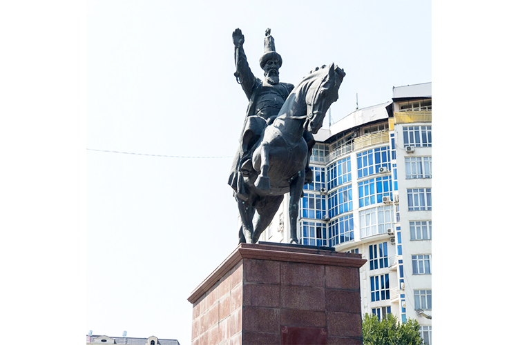 Памятник Ормон хану установлен в Бишкеке