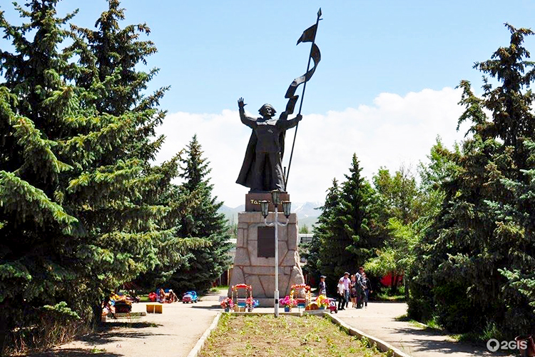 Памятни Тагай бию несколько лет назад установили в Караколе