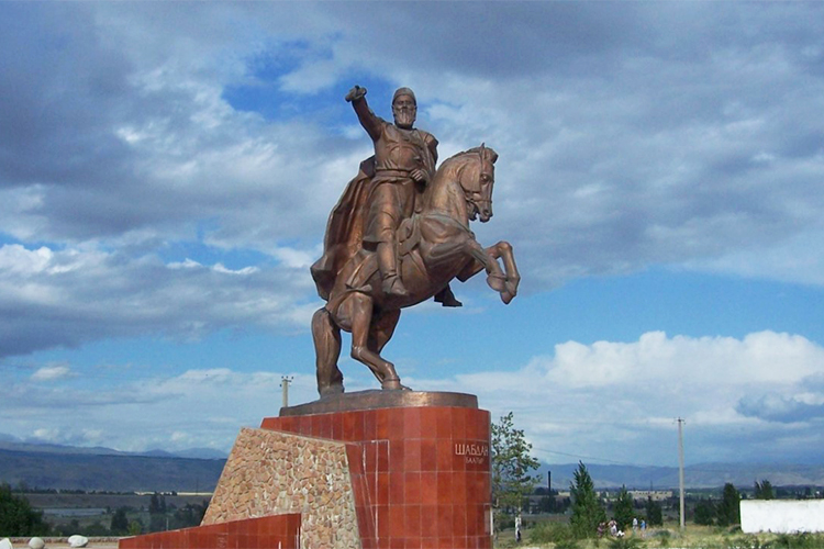 Памятник Шабдану баатыру в Кемине