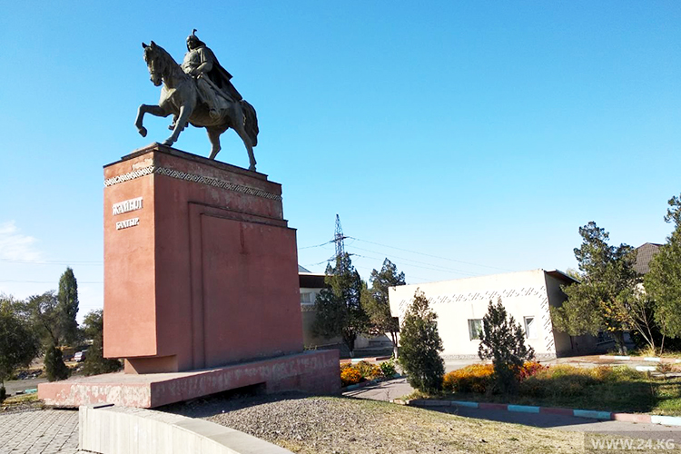 Памятник Жайылу баатыру на въезде в Кара-Балту