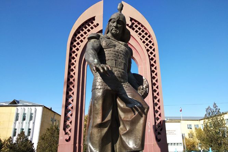 Памятник Жайылу баатыру в центре Кара-Балты