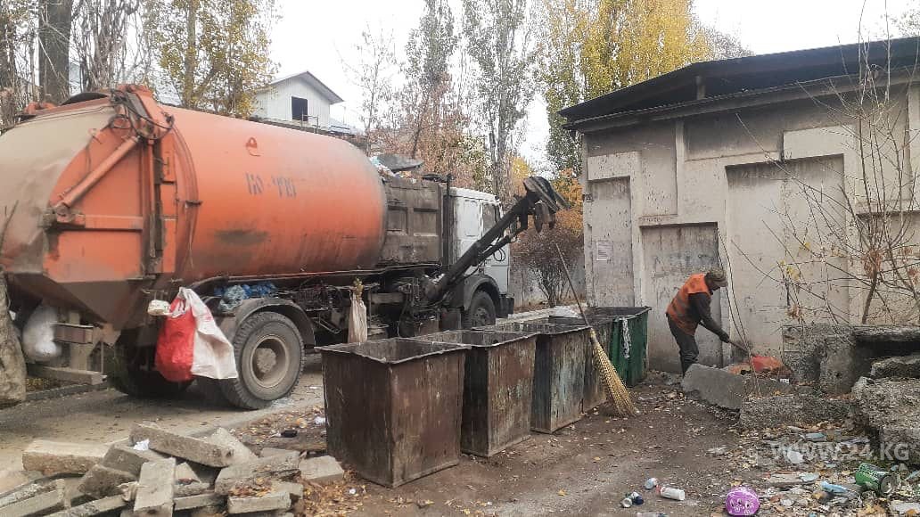 Сотрудники «Тазалыка» наводят порядок на мусорной площадке