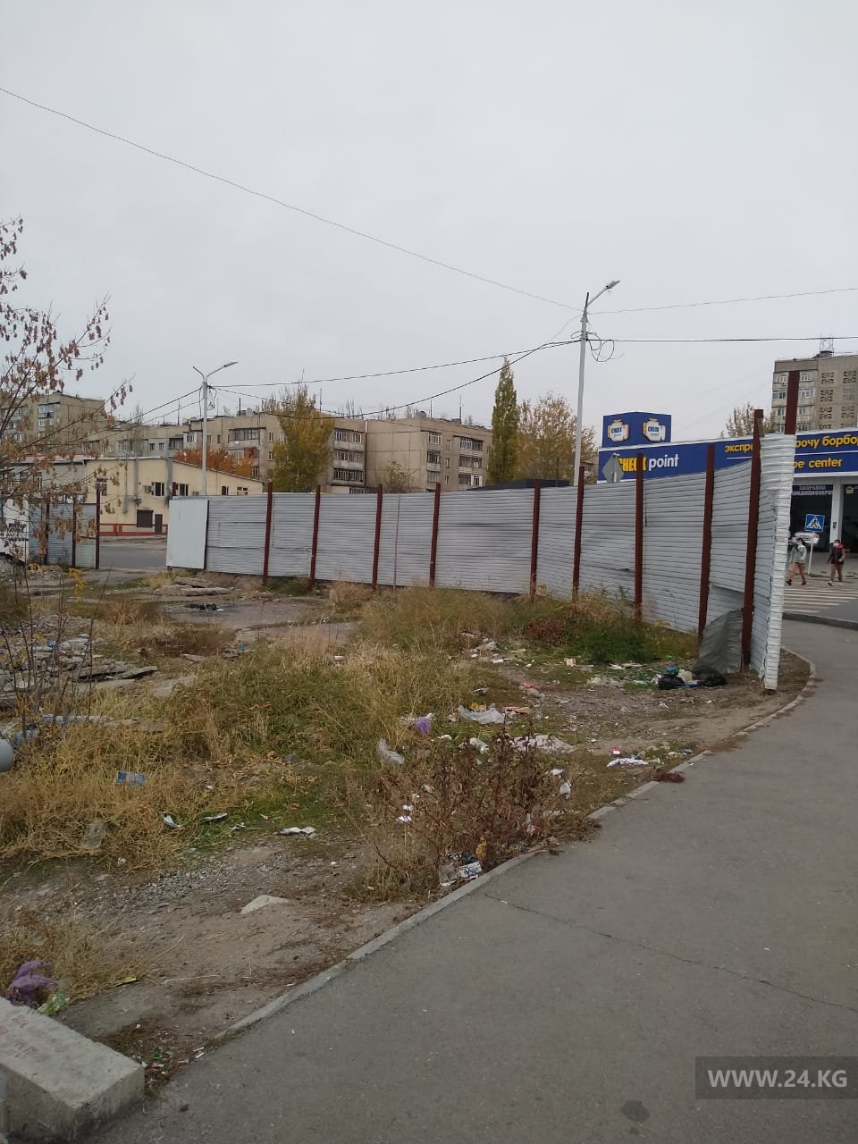 Мусор на улице Торекула Айтматова