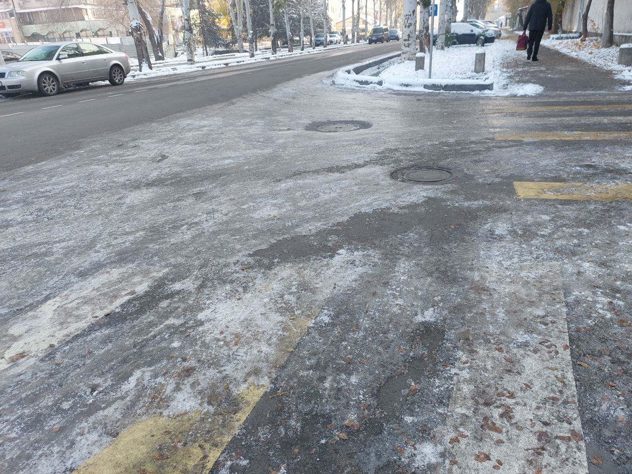 Жители Бишкека жалуются на гололед на тротуарах