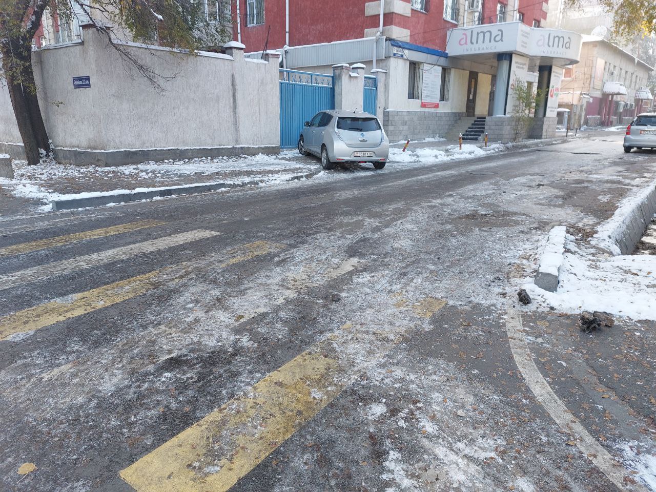 Жители Бишкека жалуются на гололед на тротуарах