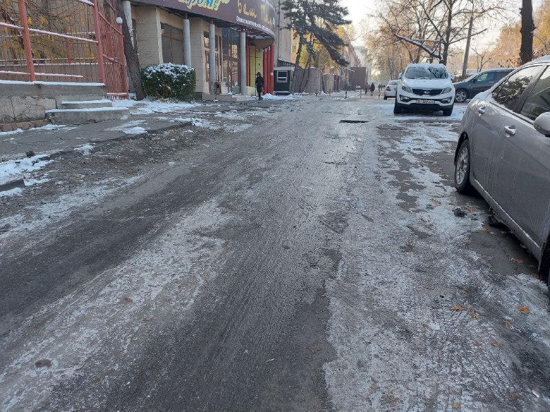 Жители Бишкека жалуются на гололед на тротуарах