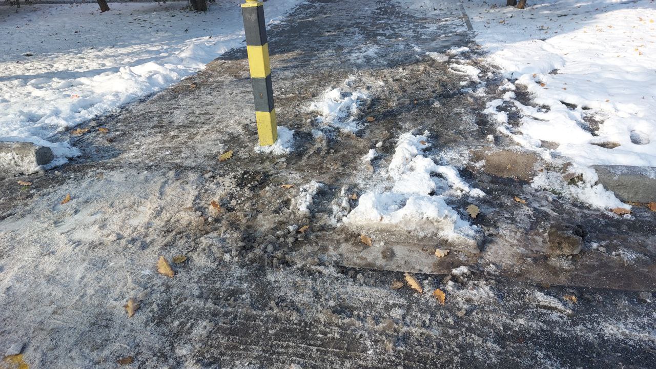 Жители Бишкека жалуются на гололед на тротуарах